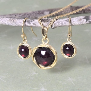 Garnet gold jewelry set earrings and necklace