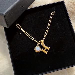Collar con letra: colgante inicial con dije de cristal, chapado en oro PVD de 18 quilates, resistente al agua y al deslustre, joyería minimalista hecha a mano, ideal para regalar.