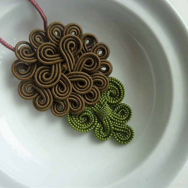 Collier de fleurs de soutache marocain olive, soie d’art, collier d’été