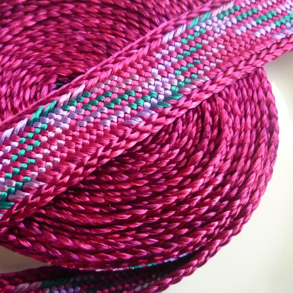 Tresse marocaine large en soie d'art magenta, émeraude et lilas, motif hélice, 5 mètres