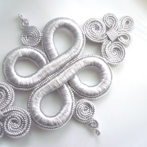 シルバーグレーのモロッコアートシルク糸ダイヤモンドアラベスク装飾、ウェディングアップリケ
