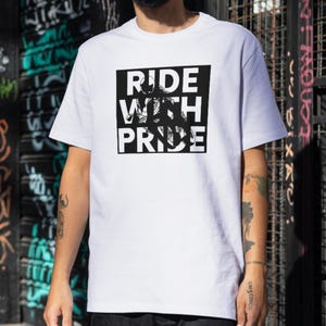 Tshirt moto Ride with Fierté | T-shirt motard streetwear cool Chemise amateur de moto Cadeau moto pour chemise motard personnalisée Cadeau pour lui