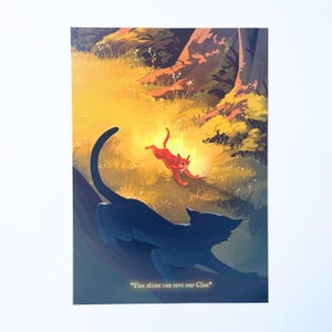 Pu&ograve; includere: Una stampa artistica rettangolare con un gatto blu scuro in primo piano che guarda un gatto arancione brillante che corre attraverso una foresta soleggiata. Il testo "Fire alone can save our Clan" &egrave; stampato in giallo in basso.