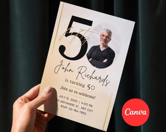 Op de afbeelding: Een gouden en zwarte verjaardagsuitnodiging met een foto van een man. De uitnodiging luidt "John Richards wordt 50. Vier met ons mee!" met de datum en tijd van het feest, en RSVP-informatie.