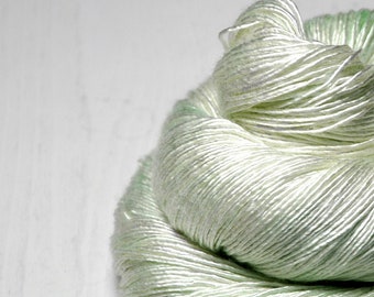 Fading scent of woodruff - Cream Silk Fingering Yarn - Hand Dyed Yarn - handgefärbte Seide - Garn handgefärbt - DyeForYarn