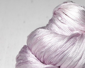 Crème glacée aux myrtilles fondues - Fil de ruban de soie brillant - poids léger - fil i-cord tricoté - fil teint à la main – DyeForYarn