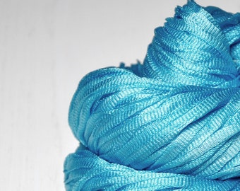 Bleu glacier fondant - fil de ruban de soie brillant - poids léger au doigt - fil i-cord tricoté - fil teint à la main - DyeForYarn