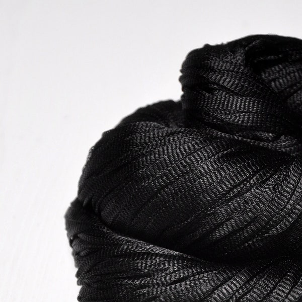 Black Hole - Glanz-Bändchengarn - Light Fingering Stärke - handgefärbte Seide - Garn handgefärbt - DyeForYarn