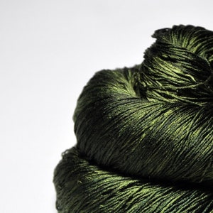 Shadowy grassland - Maulbeerseide Lacegarn - handgefärbte Seide - Garn handgefärbt - DyeForYarn