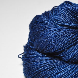 Glowing sapphire - Tussah Silk Fingering Yarn - Hand Dyed Yarn - handgefärbte Seide - Garn handgefärbt - DyeForYarn