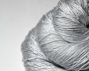 Silver ghost - Cream Silk Fingering Yarn - Hand Dyed Yarn - handgefärbte Seide - Garn handgefärbt - DyeForYarn