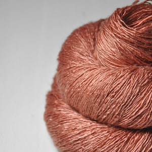 Tomato soup with too much cream - Tussahseide Lacegarn - handgefärbte Seide - Garn handgefärbt - DyeForYarn