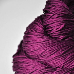 Burning fuchsia - Silk Fingering Yarn - Hand Dyed Yarn - handgefärbte Seide - Garn handgefärbt - DyeForYarn