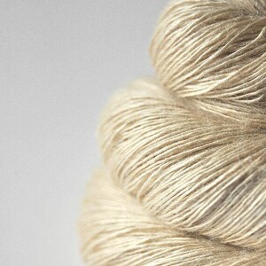 Ghost - natural undyed Tussah Silk Fingering Yarn 200g - Garn ungefärbt - DyeForYarn