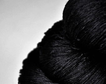 Black hole - Maulbeerseide Lacegarn - handgefärbte Seide - Garn handgefärbt - DyeForYarn