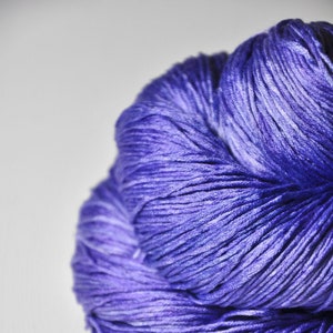 Periwinkle on its way to paradise  - Silk Fingering Yarn - Purple Hand Dyed Yarn - handgefärbte Seide - Garn handgefärbt - DyeForYarn