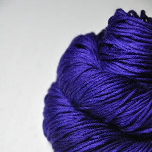 Memory of a fearsome tale - Silk / Cashmere Fingering Yarn - Purple Hand Dyed Yarn - Garn handgefärbt - DyeForYarn
