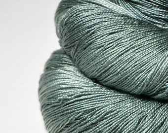 Raining lightly in a graveyard - Seide / Merino Lacegarn superwash - Seide / Merino Garn handgefärbt - DyeForYarn