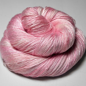 Withering pink cherry blossom - Cream Silk Fingering Yarn - Hand Dyed Yarn - handgefärbte Seide - Garn handgefärbt - DyeForYarn