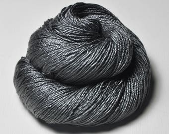 Fading Poltergeist -  Cordonnette Silk - Hand Dyed Fingering Yarn - handgefärbte Seide  - Garn handgefärbt - DyeForYarn