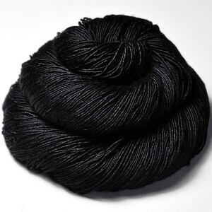 Black Hole - Cream Silk Fingering Yarn - Hand Dyed Yarn - handgefärbte Seide - Garn handgefärbt - DyeForYarn