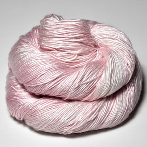 Ghost of a pink rose - Cream Silk Fingering Yarn - Hand Dyed Yarn - handgefärbte Seide - Garn handgefärbt - DyeForYarn