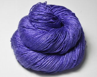 Periwinkle on its way to paradise - Flauschseide (Maulbeerseide) Fingering - handgefärbte Seide - Garn handgefärbt - DyeForYarn