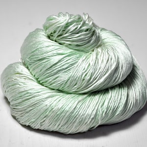 Fading scent of woodruff - Maulbeerseide Fingering - handgefärbte Seide - Garn handgefärbt - DyeForYarn