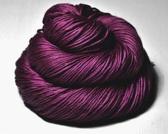 Burning red fuchsia - Seide / Kaschmir Fingering Garn - Garn handgefärbt - DyeForYarn