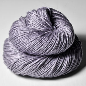 Lupino marchito - Seda / Merino DK Hilo superlavado - Hilo teñido a mano púrpura - handgef-rbte Seide - Garn handgef-rbt - DyeForYarn