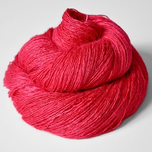 Könnte beinhalten: Eine Knäuel leuchtend pinkfarbenes Garn, perfekt zum Stricken oder Häkeln.