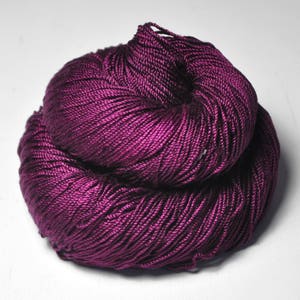 燃えるフクシア - Cordonnette シルク中細糸 - パープル手染め糸 - handgefärbte Seide - Garn handgefärbt - DyeForYarn