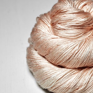 Fading ghost of a chestnut - Cream Silk Fingering Yarn - Hand Dyed Yarn - handgefärbte Seide - Garn handgefärbt - DyeForYarn