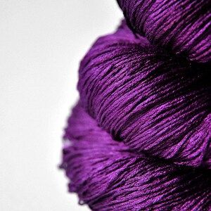 Poisoned by love  - Silk Lace Yarn - Hand Dyed Yarn - handgefärbte Seide - hand dyed silk lace yarn - DyeForYarn