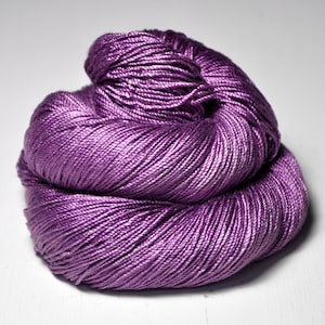 9 か月の喜び - 7 か月目 OOAK - Cordonnette シルク中細糸 - パープル手染め糸 - Garn handgefärbt - DyeForYarn