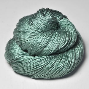 Sea grass in the sun - Cordonnette Silk - Hand Dyed Fingering Yarn - handgefärbte Seide  - Garn handgefärbt - DyeForYarn