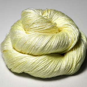 Świeżo przygotowany sok z cytryny - Kremowa przędza Silk Fingering - Ręcznie farbowana przędza - handgefärbte Seide - Garn handgefärbt - DyeForYarn