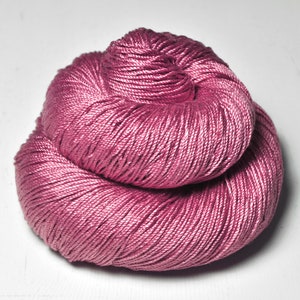 Caramelo de frambuesa dura - Seda Cordonnette - Hilo de dedos teñido a mano - handgef-rbte Seide - Garn handgef-rbt - DyeForYarn