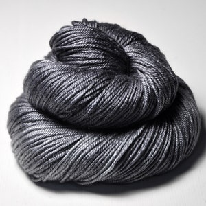 Gray which must not be named - Silk / Merino DK Yarn superwash - Hand Dyed Yarn - handgefärbte Seide  - Garn handgefärbt - DyeForYarn