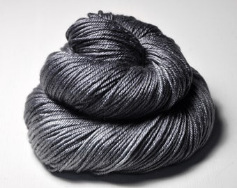 Gray which must not be named - Silk / Merino DK Yarn superwash - Hand Dyed Yarn - handgefärbte Seide  - Garn handgefärbt - DyeForYarn