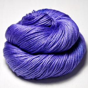 Periwinkle on its way to paradise - Silk / Merino DK Yarn superwash - Hand Dyed Yarn - handgefärbte Seide - Garn handgefärbt - DyeForYarn