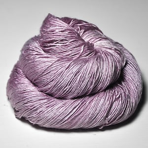 Fleeting rose scent - Cream Silk Fingering Yarn - Hand Dyed Yarn - handgefärbte Seide - Garn handgefärbt - DyeForYarn
