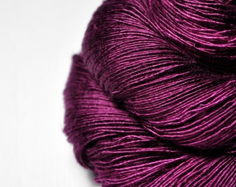 Burning Fuchsia - Flauschseide (Maulbeerseide) Fingering - handgefärbte Seide - Garn handgefärbt - DyeForYarn