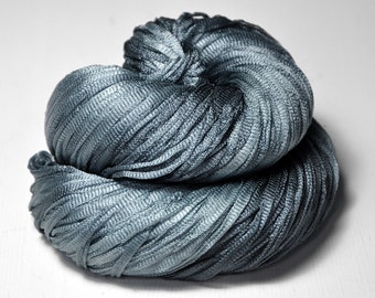 OOAK acier à froid - fil de ruban de soie brillant - poids léger au doigt - fil i-cord tricoté - fil teint à la main - DyeForYarn