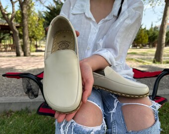 ハンドメイドのクリーム色のレザーを使ったイエメンの靴：素足で履ける 