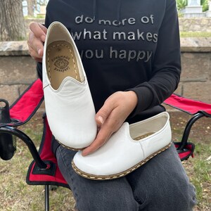Chaussures pieds nus en cuir blanc faites main : bout large, design minimaliste