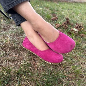 Minimalistyczne oddychające buty dla kobiet - naturalne ręcznie robione uziemiające zamszowe różowe skórzane buty Babette, przyjazne dla środowiska wygodne zdrowe buty