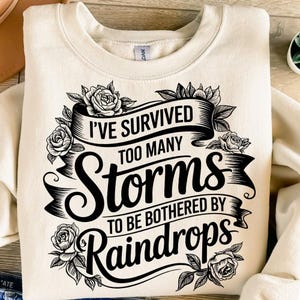 J'ai survécu à trop de tempêtes pour être dérangé par les gouttes de pluie PNG, citations motivantes PNG, source d'inspiration svg, téléchargement numérique