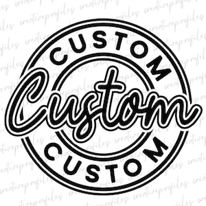 Può includere: Un design circolare in bianco e nero con la parola "CUSTOM" ripetuta. La parola "CUSTOM" è in grassetto, con font sans-serif sul bordo esterno e in corsivo al centro del cerchio.
