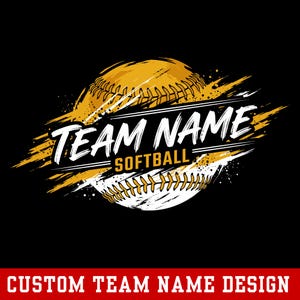 Puede incluir: Un fondo negro con un diseño de softbol. El diseño presenta una pelota de softbol amarilla y blanca con las palabras "TEAM NAME SOFTBALL" en blanco. El texto "CUSTOM TEAM NAME DESIGN" está en rojo en la parte inferior.